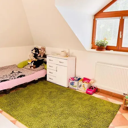 Apartman Se Zahradou 20 Minut Do Centra Prahy Orech Exterior photo